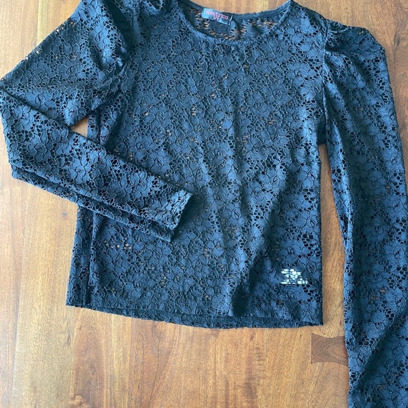 Lace mid length lace top with capped sleeves. Solid Black - Picture 5 of 6